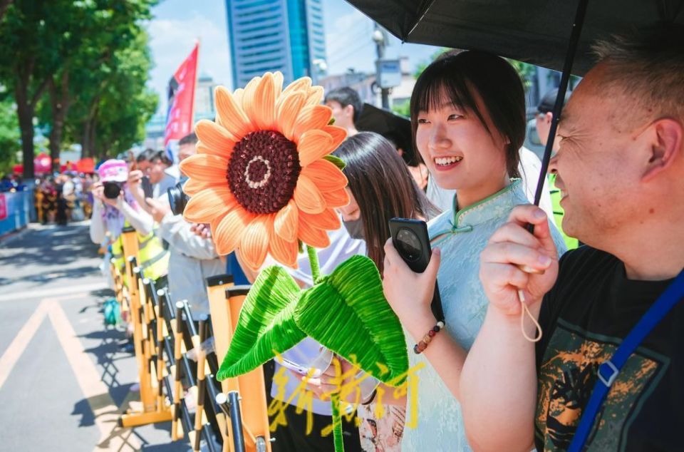 鲜花横幅掌声祝福,考生都接住啦 | 镜相