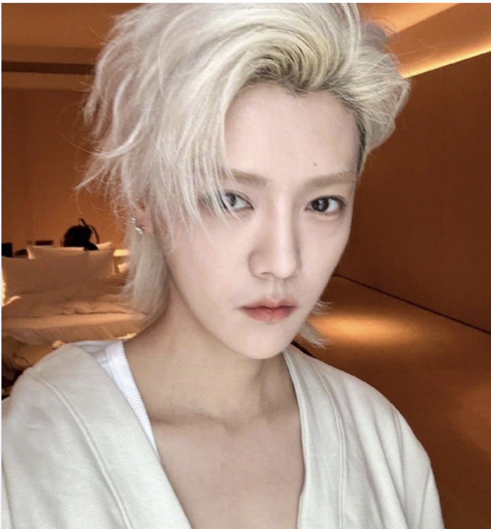 45岁邓超泳池抱着34岁鹿晗,黄头发马尾辫亮眼了:像抱了个大姑娘