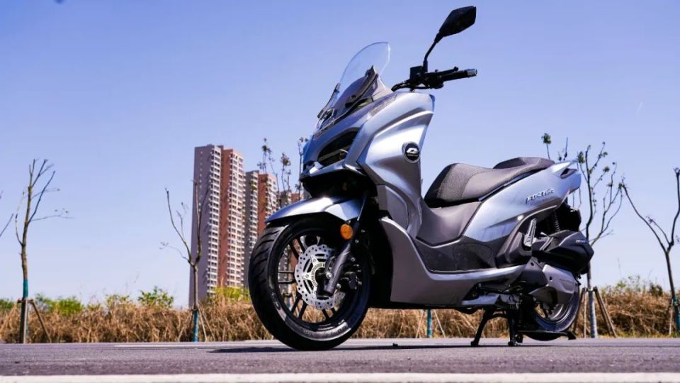 最智能的国产踏板车型,qjmotor鸿150实测,操控给力,性能靠谱,车机系统