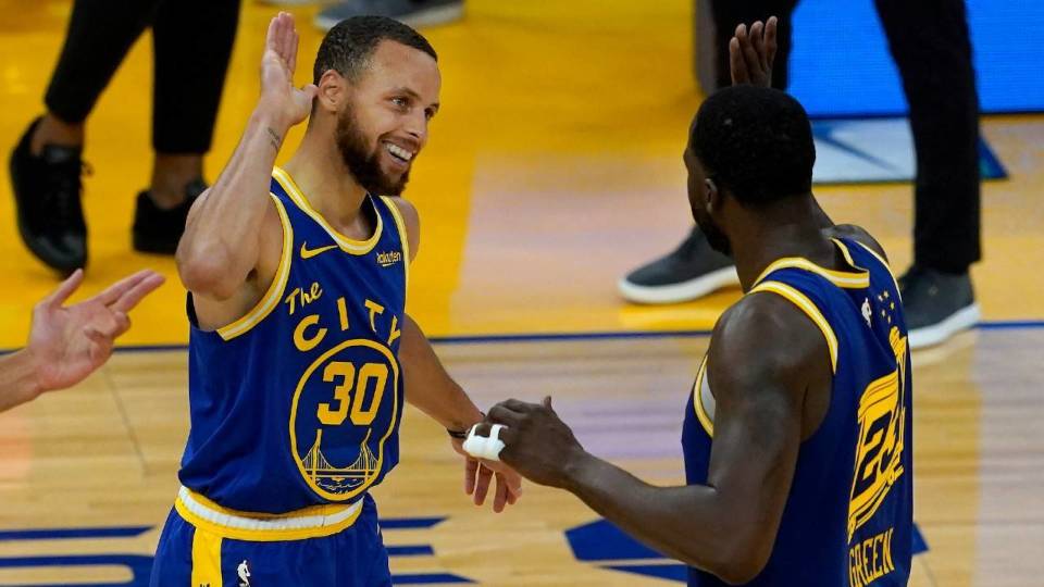 格林大声抱怨裁判谁注意身旁库里的表情这就是勇士内乱的原因