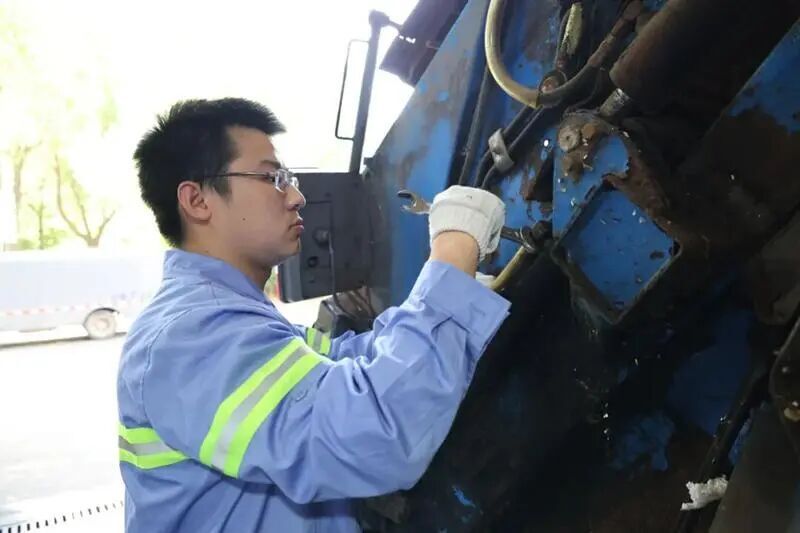 这些环卫工，偷偷改行当上了“外科医生”？！