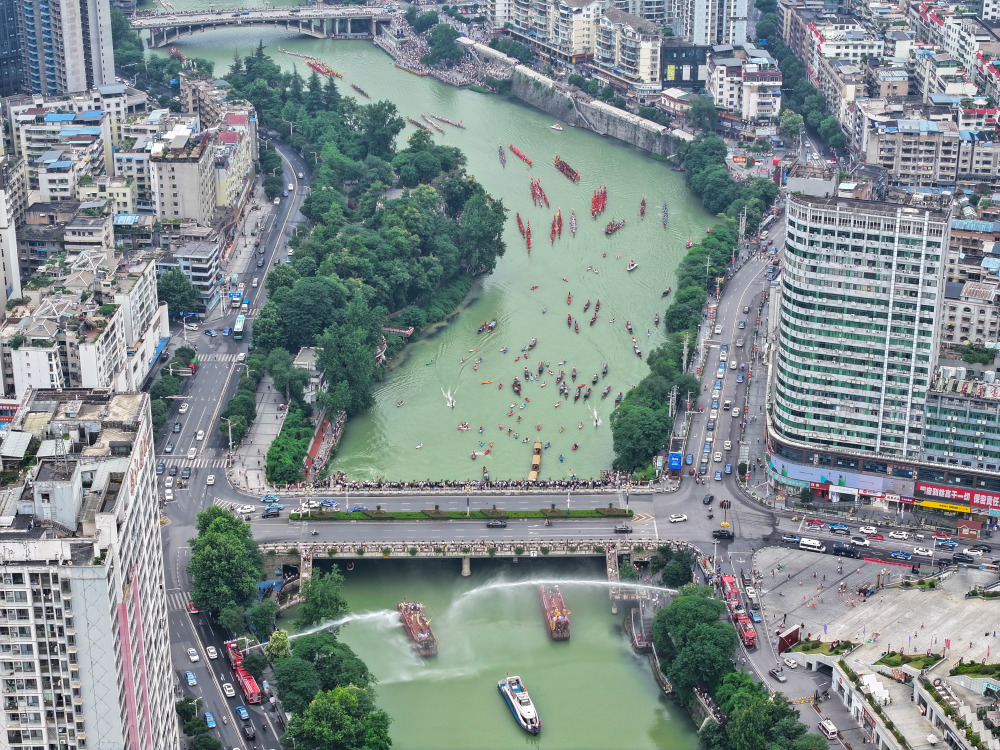 2024年6月1日,群众在贵州省铜仁市碧江区锦江河上参加龙舟游江