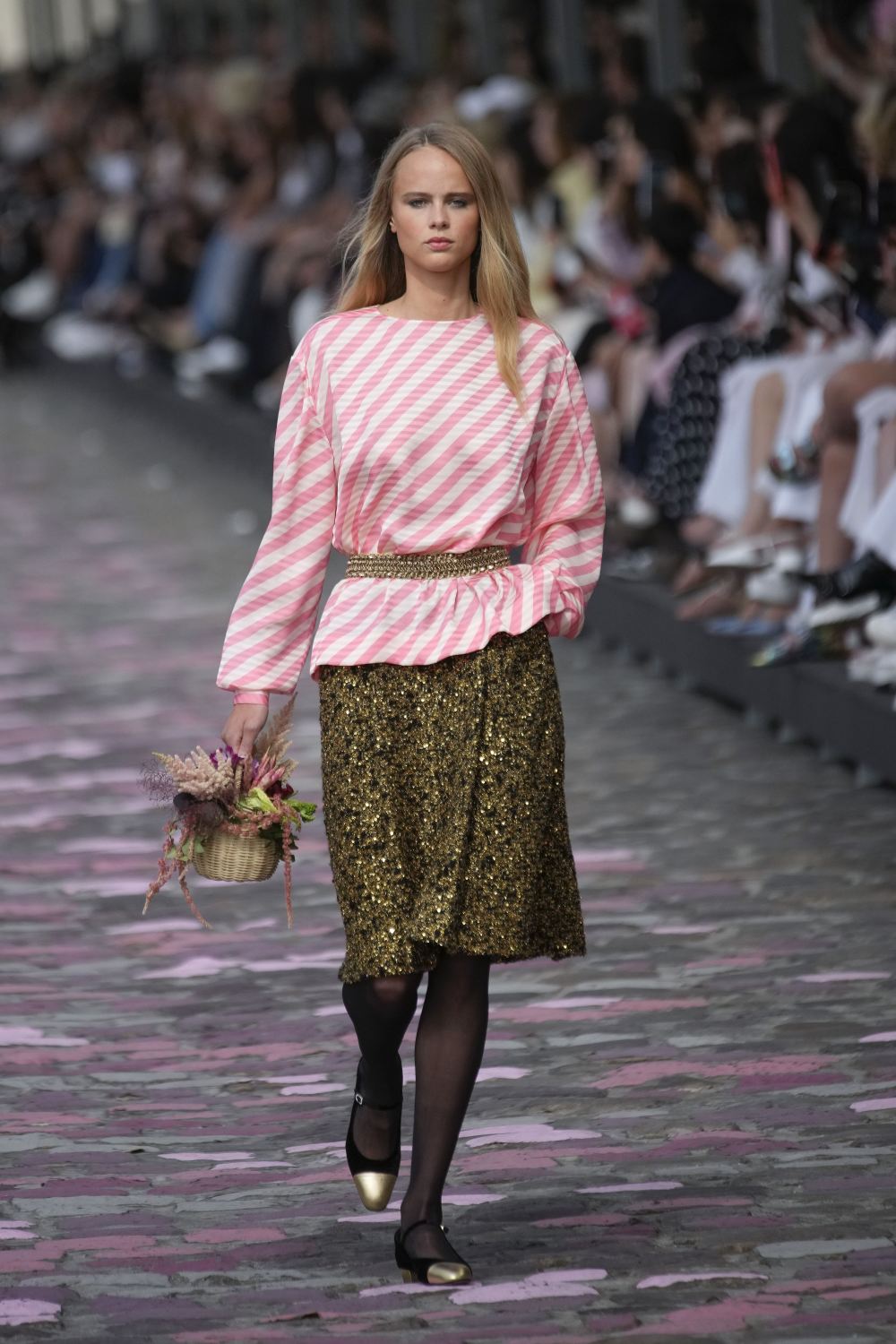 新华社/美联7月4日,模特在法国巴黎高级定制时装周上展示香奈儿品牌的