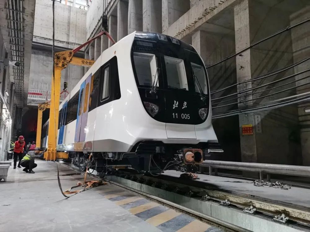 小石从北京地铁运营二分公司了解到,随着11号线011004最后一节列车