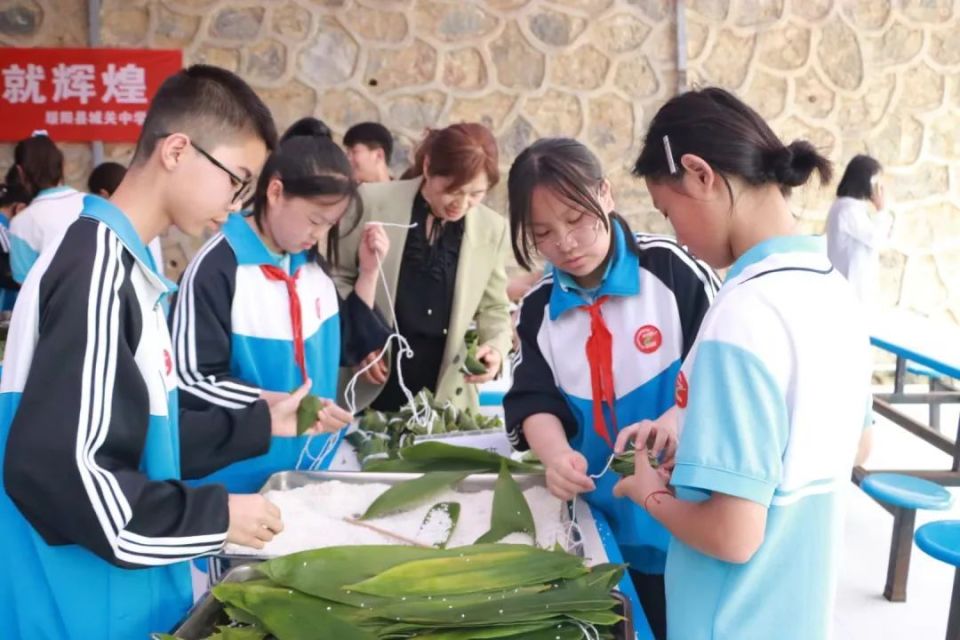 绥阳县城关中学举行包粽子比赛