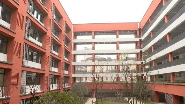而云锦中学已经建成,但之前一直没有办学,如今终于确定,由两江川外