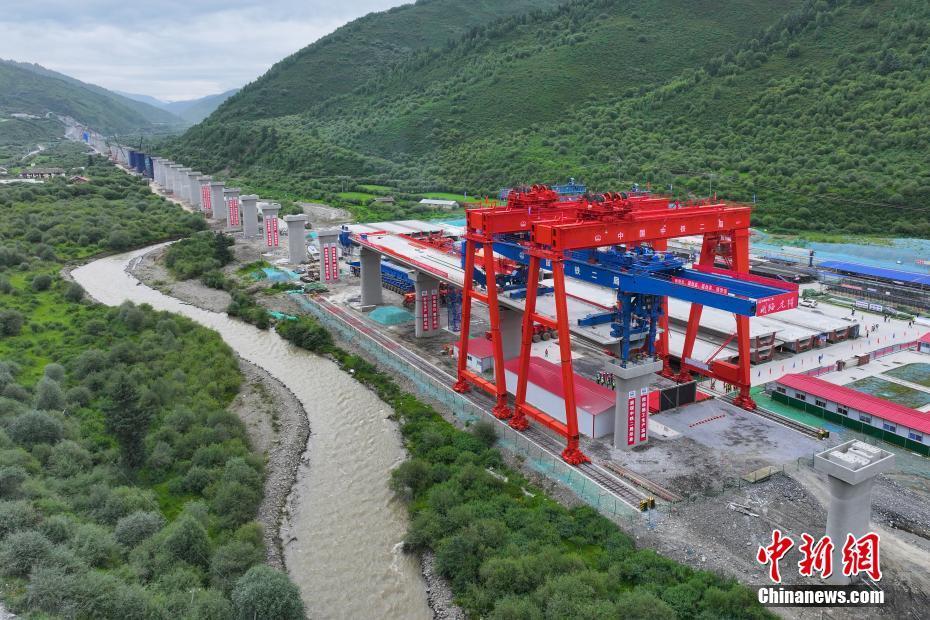 新建西宁至成都铁路四川段首孔箱梁顺利架设_腾讯新闻