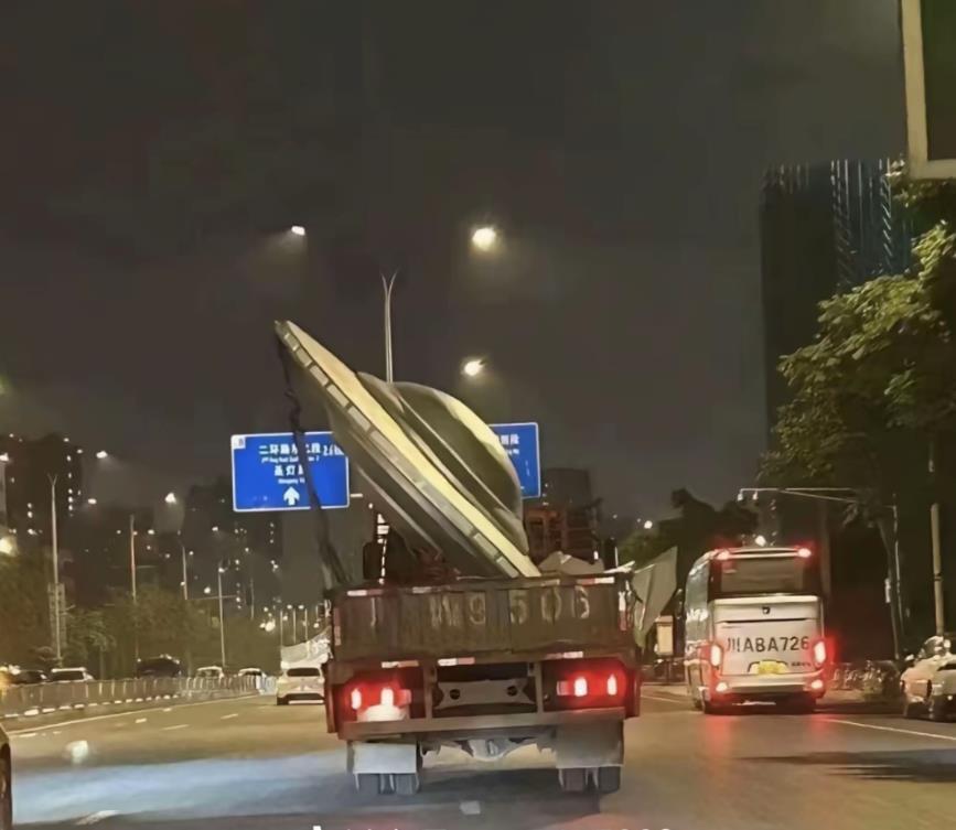 连续两天多次干扰民航秩序！天津机场现诡异无人机，为何不打下来-腾讯新闻