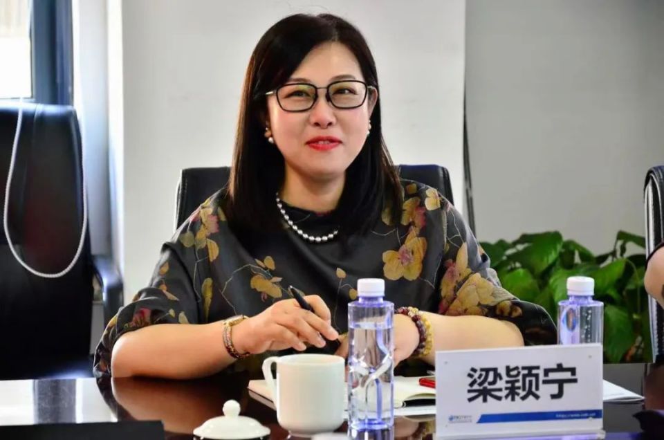 中国教师报运营总监梁颖宁,同方知网市场开发部总经理周萌枝一行参加