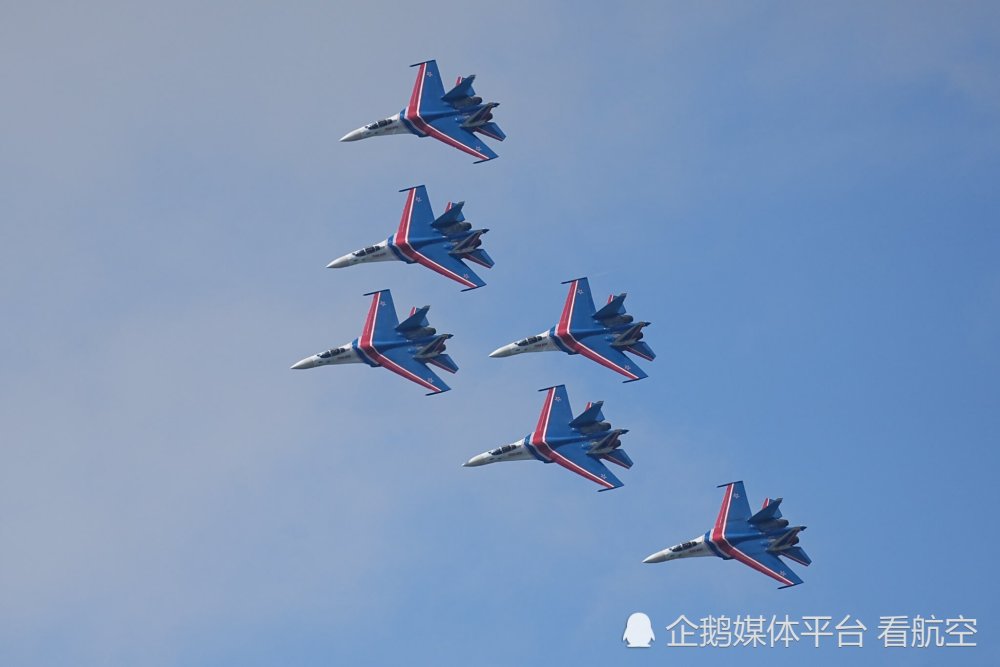 俄罗斯勇士飞行表演队在兰卡威航展上进行了精彩的飞行表演._腾讯新闻