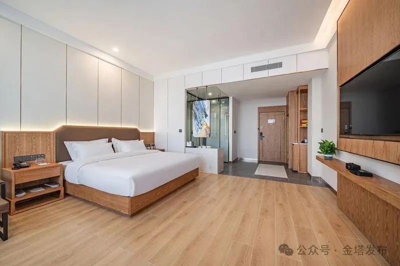 "我们酒店共88间客房,最大的特点就是全屋智能客控和机器人24小时在线