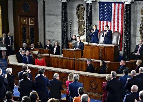 岸田首相在美国议会的演讲强调日本与美国同在获在场议员十余次起立