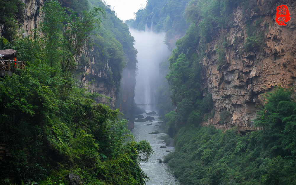 多彩贵州亲子游:马岭河峡谷,童声笑语与峡谷瀑布共绘欢乐诗画