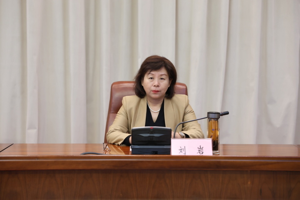 在济南市龙奥大厦召开,济南市体育局党组书记董怀敏出席会议并讲话