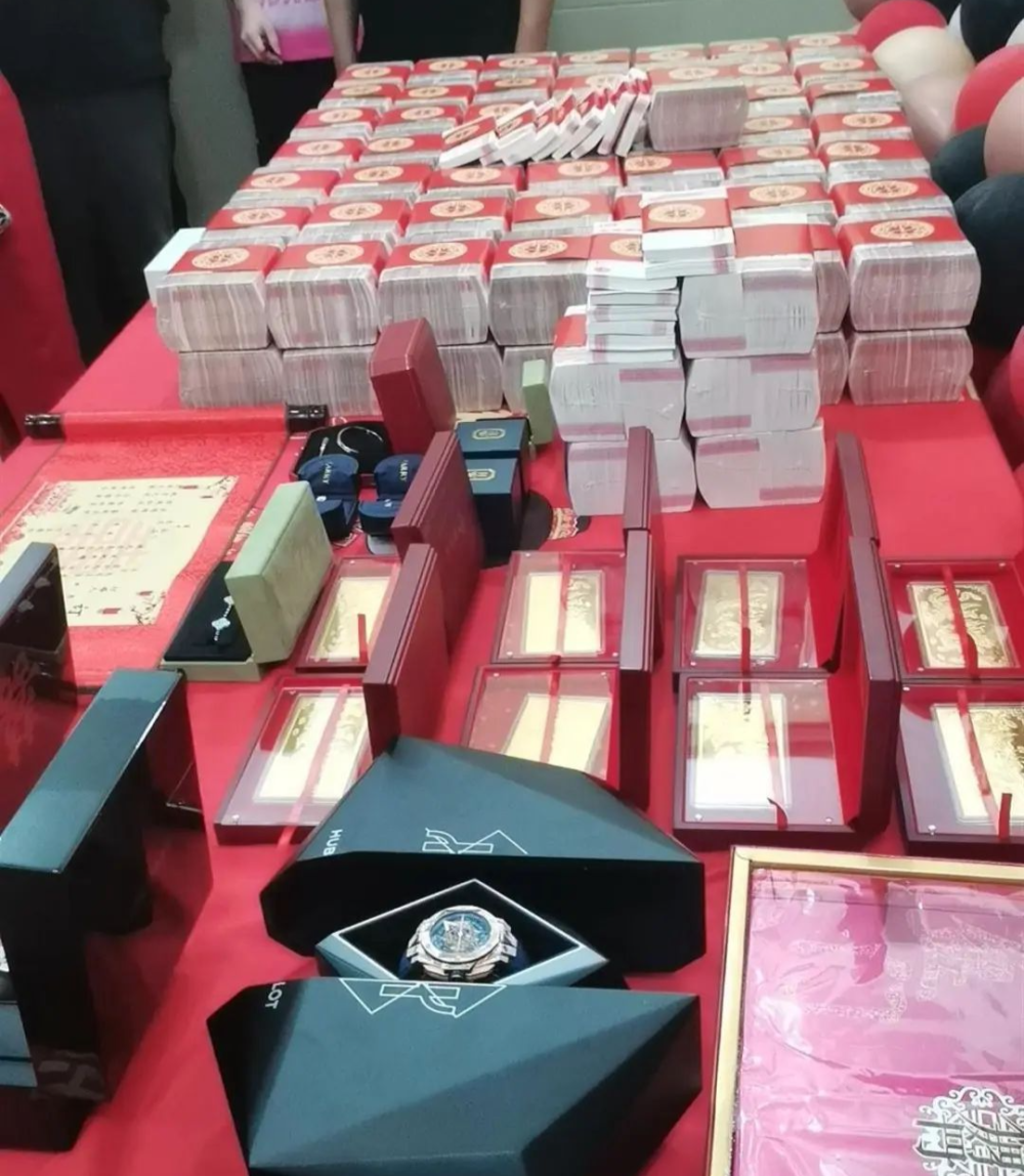 订婚现场惊现998万元现金彩礼_腾讯新闻