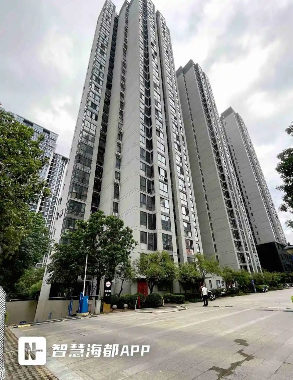 福州市区突发!一男子坠楼!