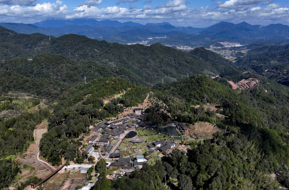 这是位于明溪县胡坊镇的肖家山村(12月15日摄,无人机照片).