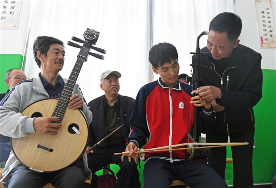 5月6日,在大城县臧屯镇第一中学,戏曲演员介绍学生装扮的戏曲角色