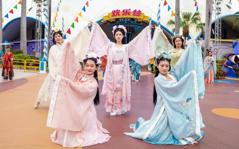 在欢乐谷"穿越"古今!穿汉服免费打卡游园活动预约火爆_腾讯新闻