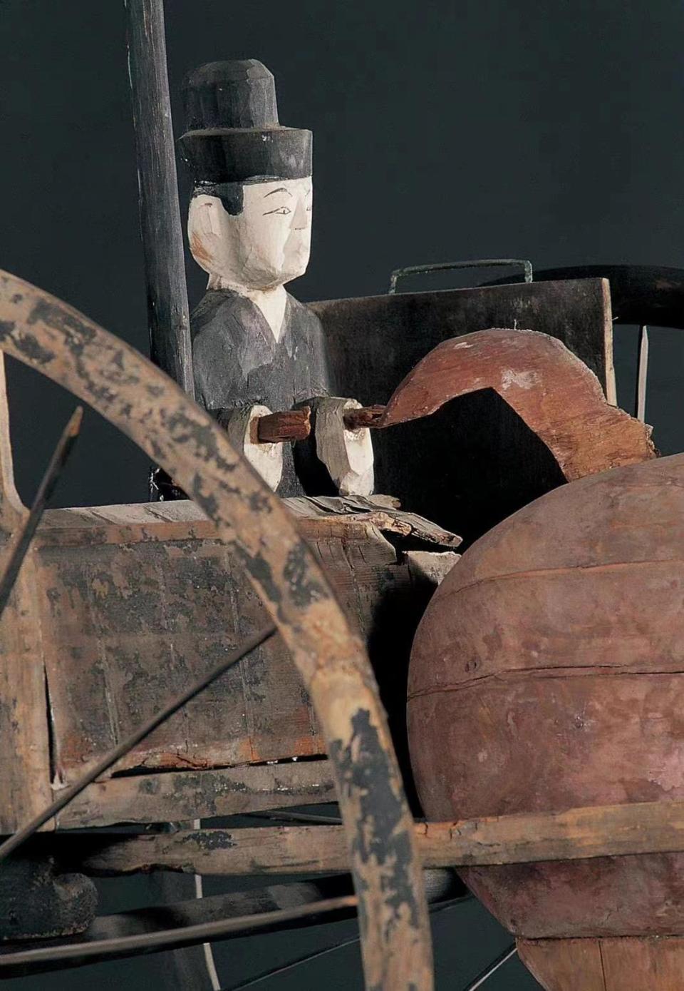 双手持着缰绳御奴跽(jì)坐在左侧(注释:轭,驾车时扼住马防止脱离的