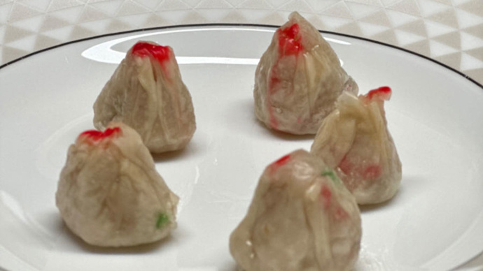 面,茶叶……各式特产延续着热闹年味,压箱底的糕点则负责心口甜蜜之外