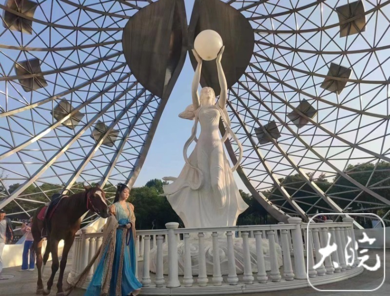 原来这是蚌埠女医生小梦(化名)策马来到了珍珠女神像前,营造了