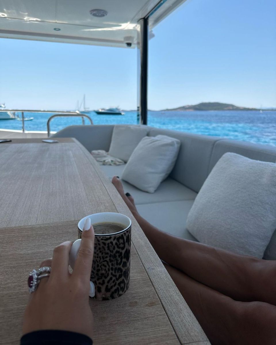 涂黑色脚趾甲被女友无意中曝光,引网友们热议-腾讯新闻