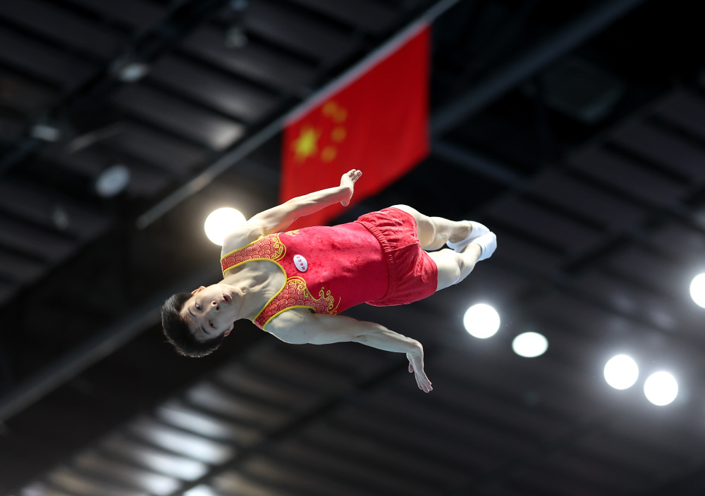 4月19日,冠军湖南高速蹦床队选手严浪宇(中),亚军江苏蹦床队选手王梓