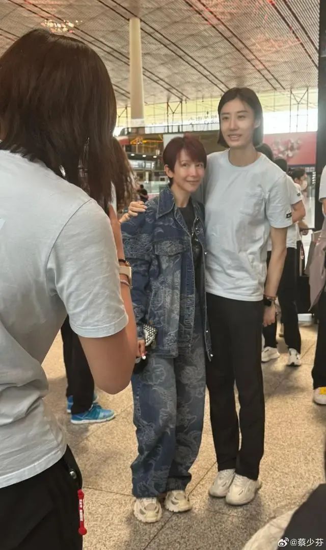 知名女星偶遇中国女排求合影:跟英雄拍照是荣幸!