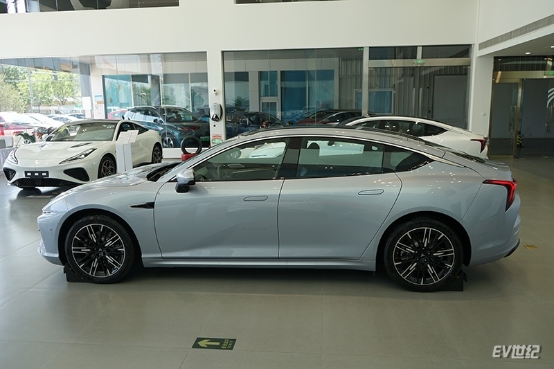 20万以内到手的纯电轿跑实拍哪吒s520版