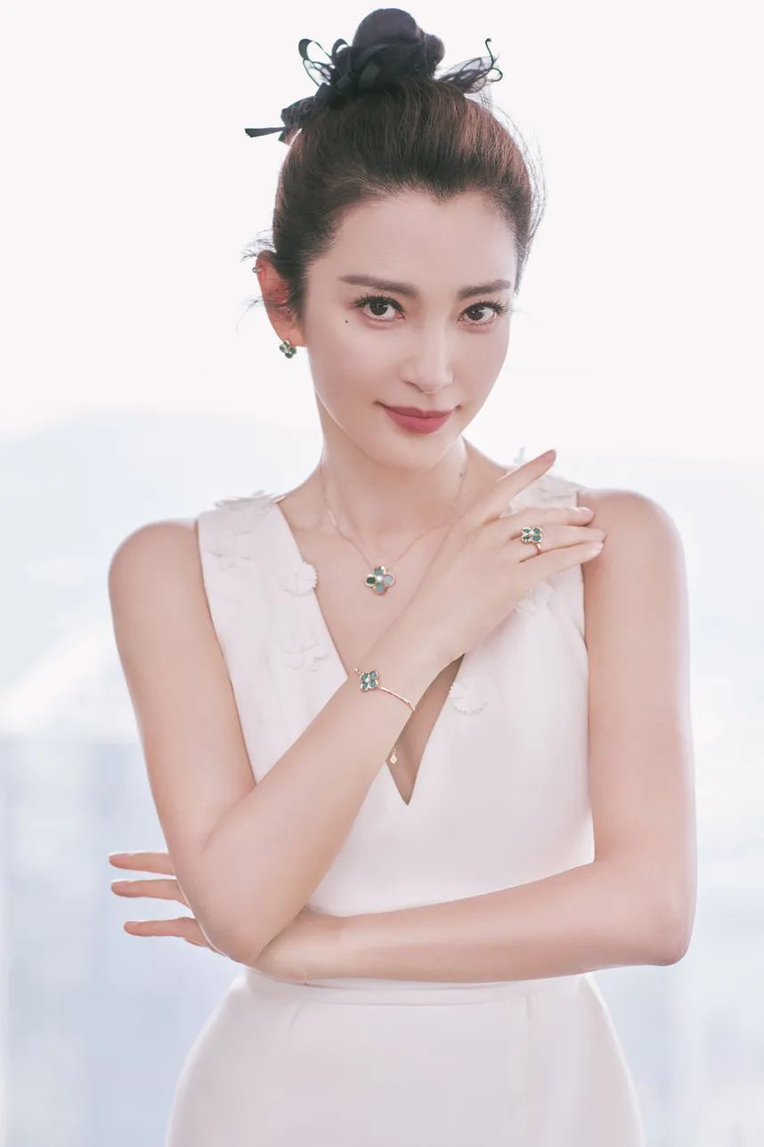 51岁李冰冰去新疆旅游:穿背心少女感十足,但「医美」痕迹严重