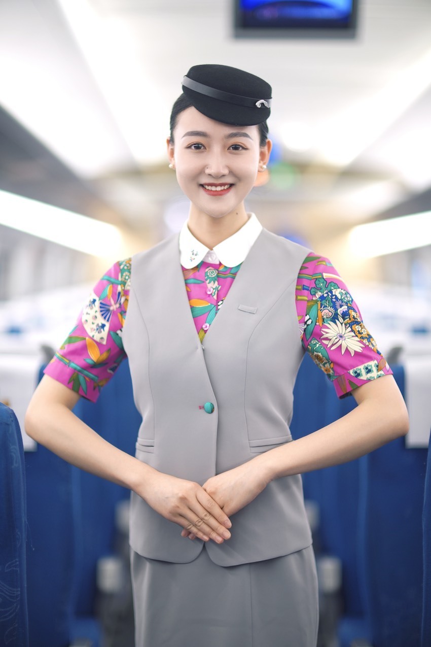 成都铁路供图乘务人员的服饰以"魅力端庄,秀丽东方"为主题,极具特色.