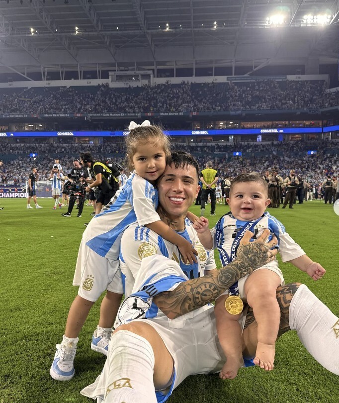 恩佐晒出和孩子们的合照,配文:感谢你们陪伴我