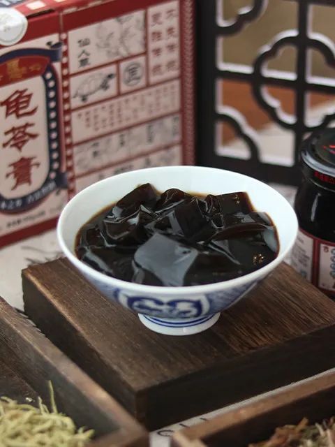 广式正宗龟苓膏,真龟制作,搭配10种草本食材,古法熬制