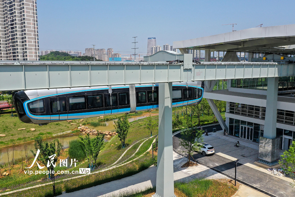 湖北武汉首列商用空轨列车试跑