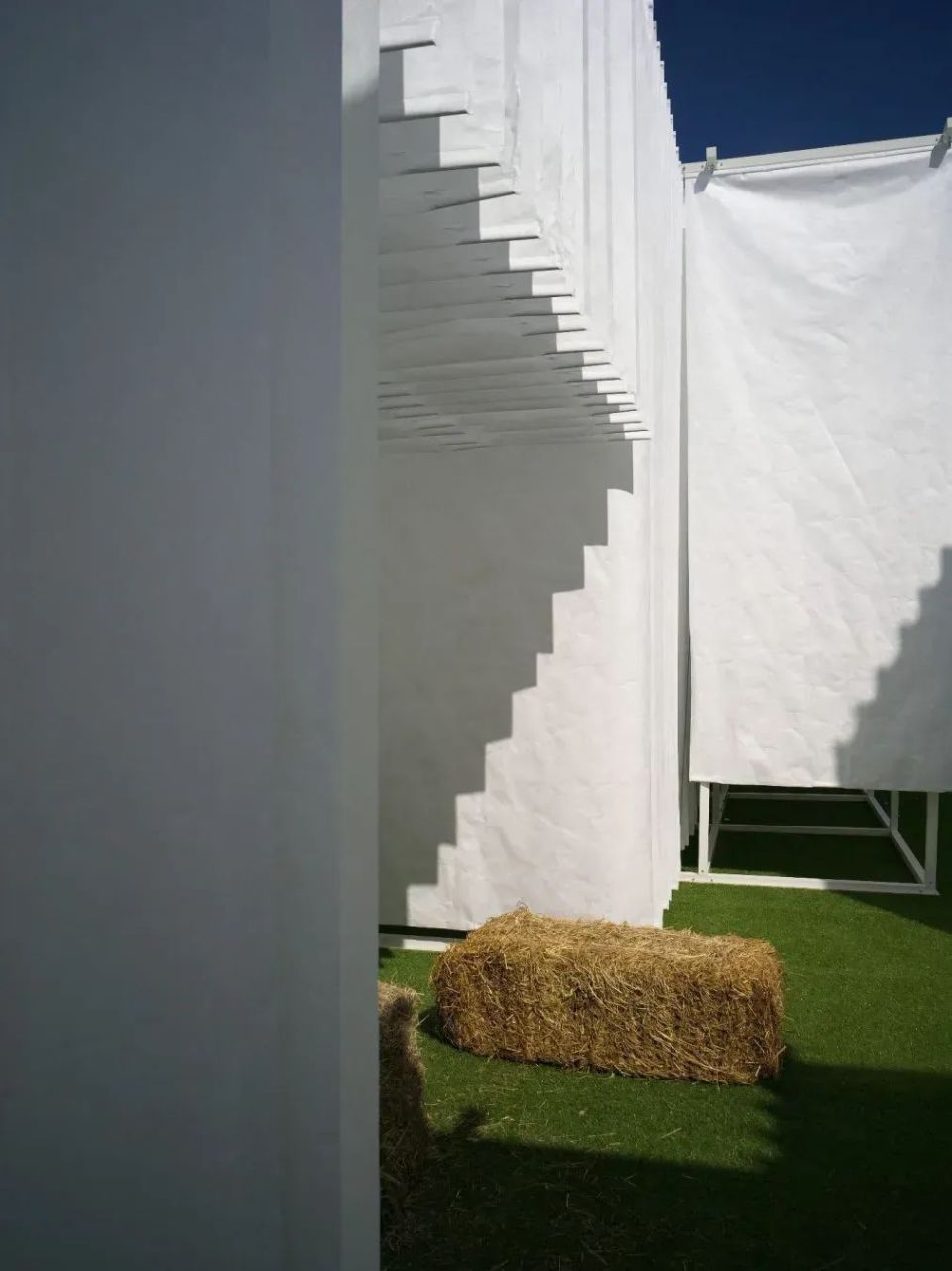 香奈儿重磅大展首度来沪,皇家级四合院4.5亿上拍,米兰设计周落幕