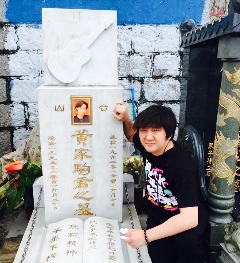 44岁杨臣刚罕露面饮酒作乐!和美女共进晚餐,上头脸通红手舞足蹈