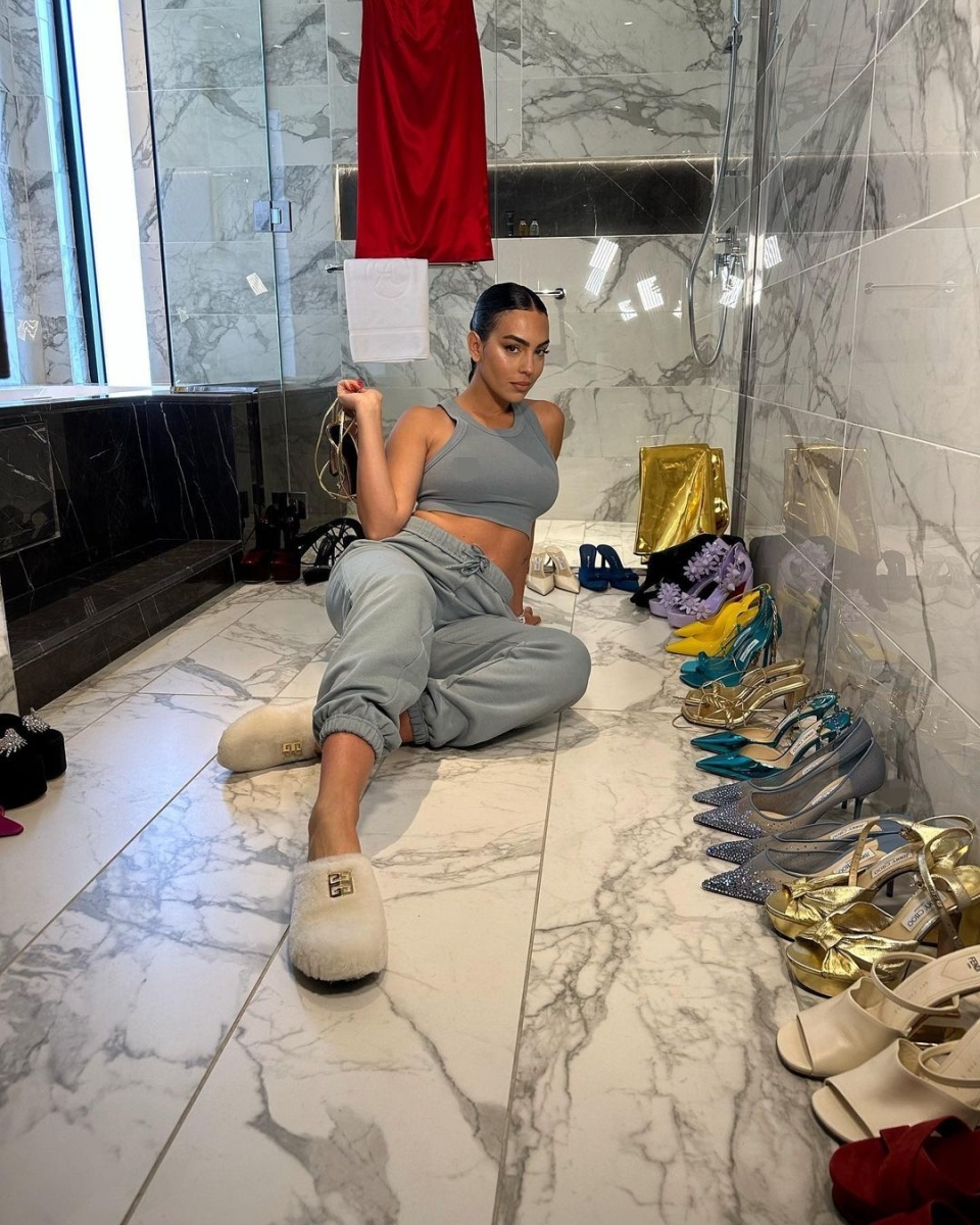 高调炫富c罗女友乔治娜晒美照大秀身材金表钻戒名牌包抢镜