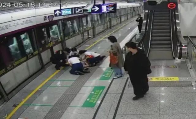 地铁蓝衣哥,找到了!昨天这一幕,刷屏杭州人朋友圈!