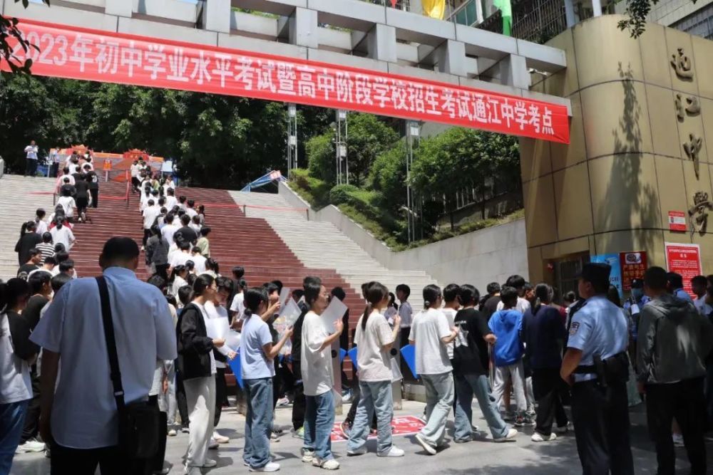 学校孩子前往考场交警护送下两中学学生到实验中学考点巴州区四中考点