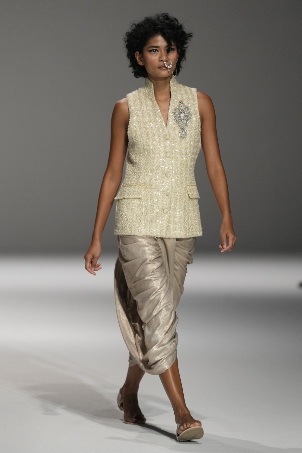 迪拜时装周——rizman ruzaini品牌时装秀_腾讯新闻