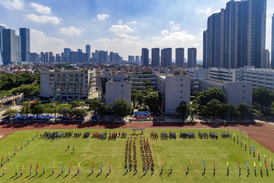 9月26日上午,镇运动会在大墩中学举行开幕式.