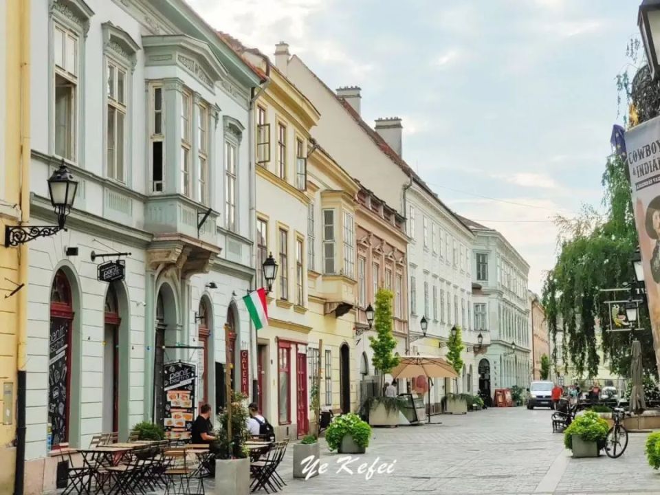 原本目的地是布达佩斯,我却中途绕路前往一座名为杰尔的边境城市,一路