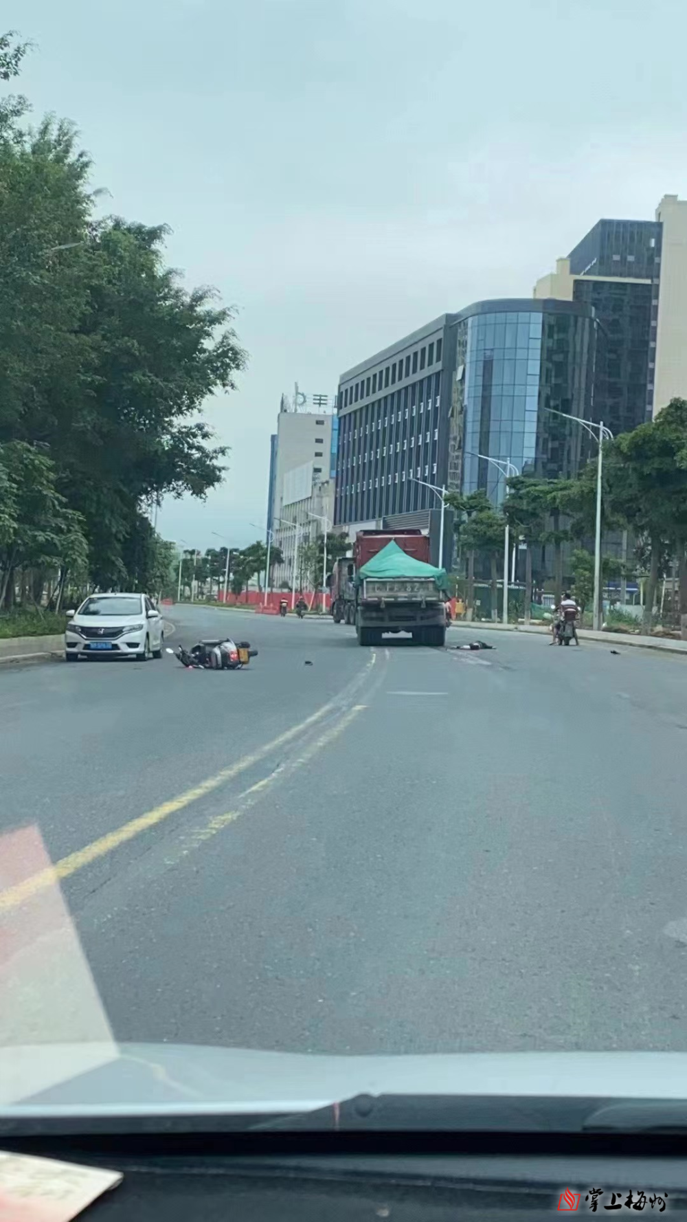 悲剧丰顺一载小孩摩托车失控蹿出路面一名妇女不幸当场身亡