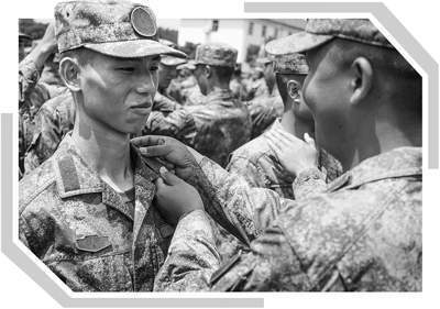 列兵授衔！看新兵完成从地方青年到合格军人