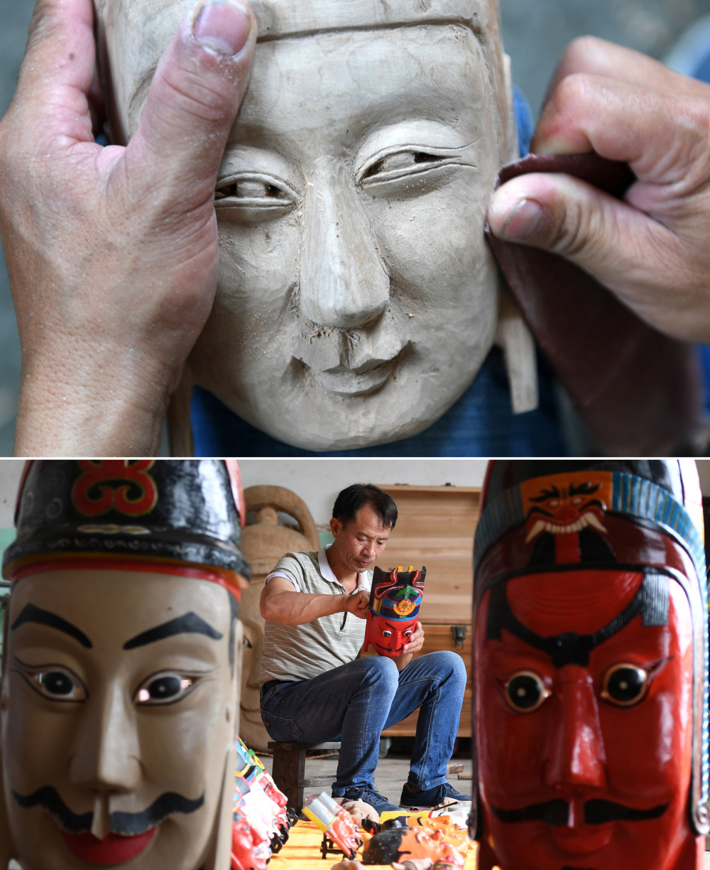 非物质文化遗产项目(刘三姐歌谣)代表性传承人谢庆良在用树叶吹奏山歌