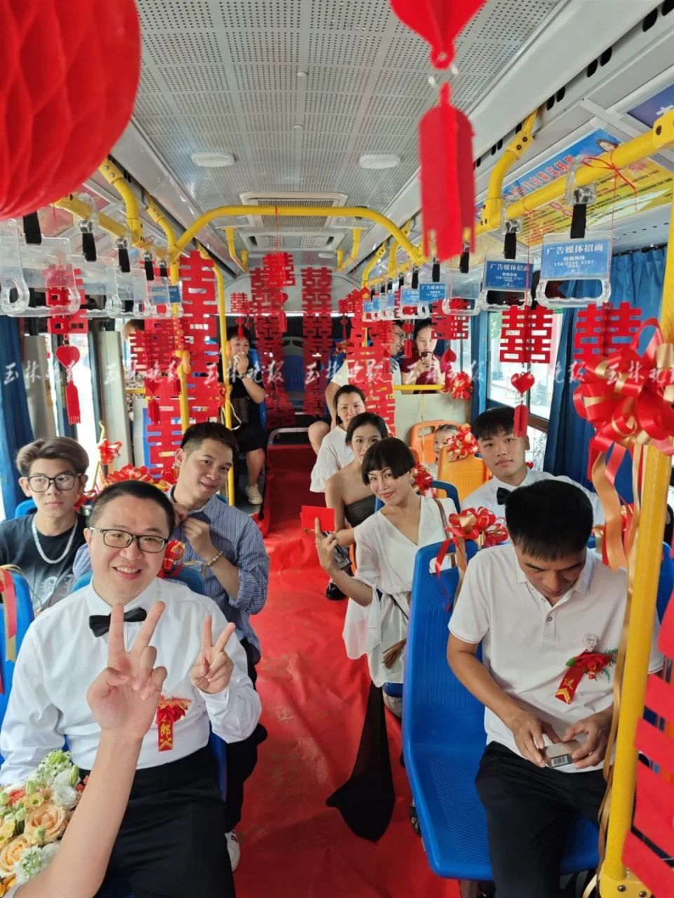 玉林一对新人用公交车当婚车