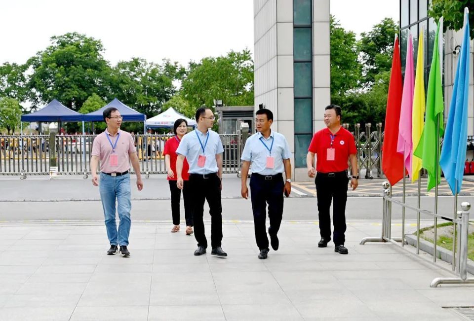 副县长,县招委会主任丁家全巡视寿县二中考点工作