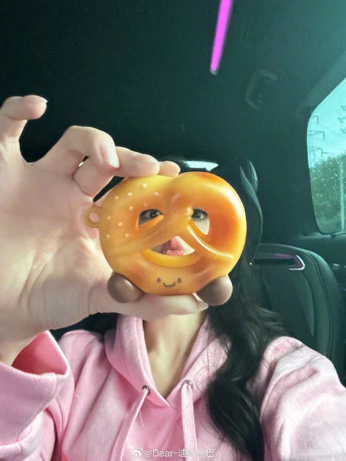 迪丽热巴晒创意美照,嘟嘴卖萌超可爱,肤白貌美宛如初恋