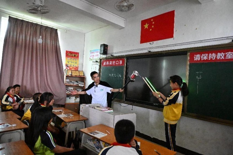 5月23日,景德镇市第十三中学一级物理教师,科普达人夏振东化身"魔法